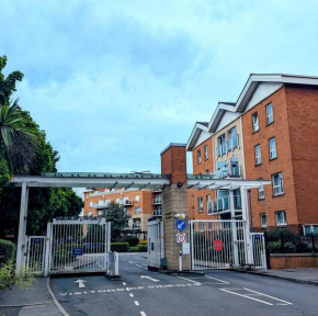 Lush Gated Cardiff Flat with Fast Wifi & Parking